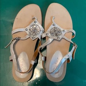 Earthies Tello silver sandals EUC